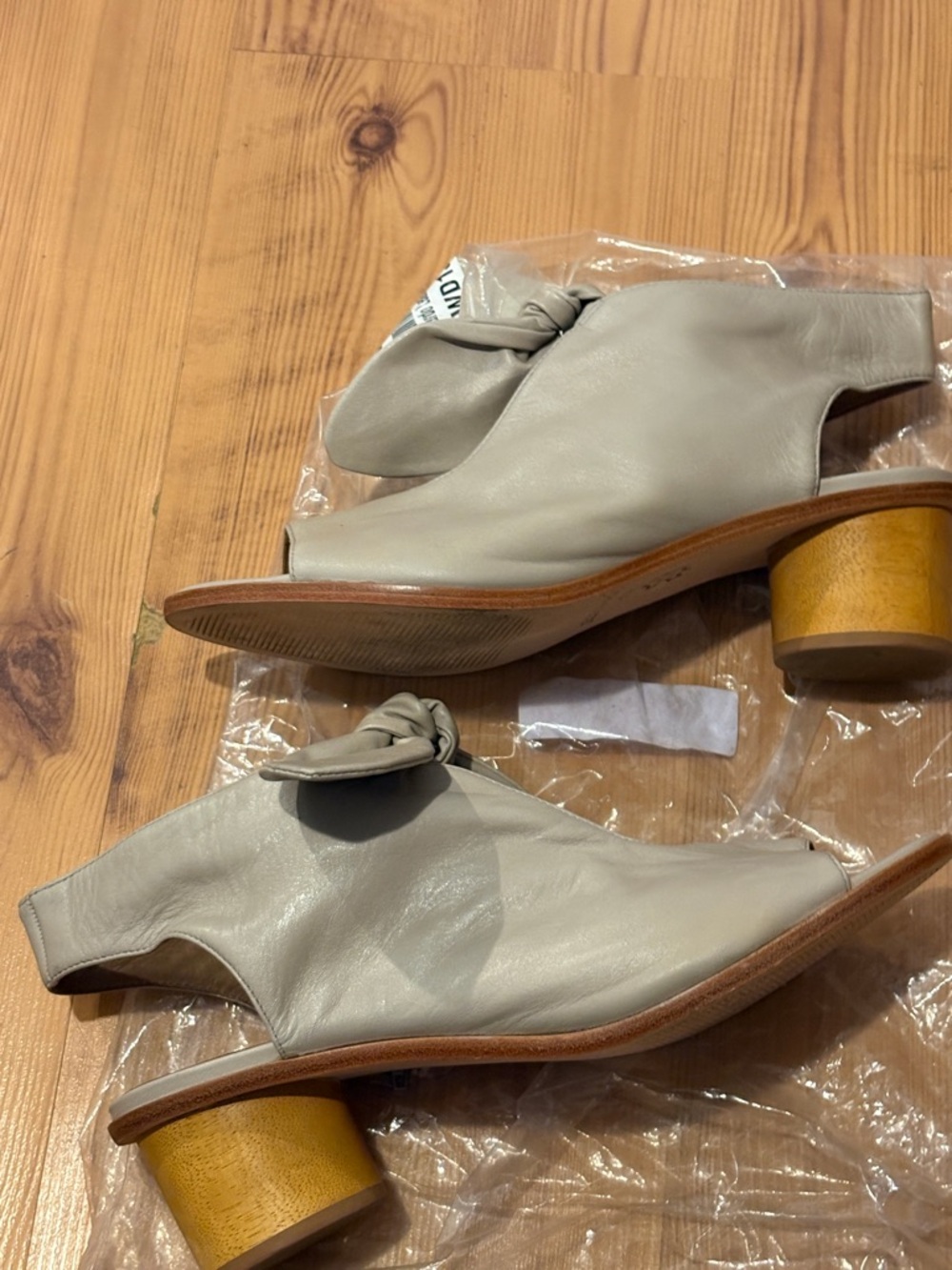 Bernardo Beige Leather Bow Slingback Sandals - Picture 2 of 3